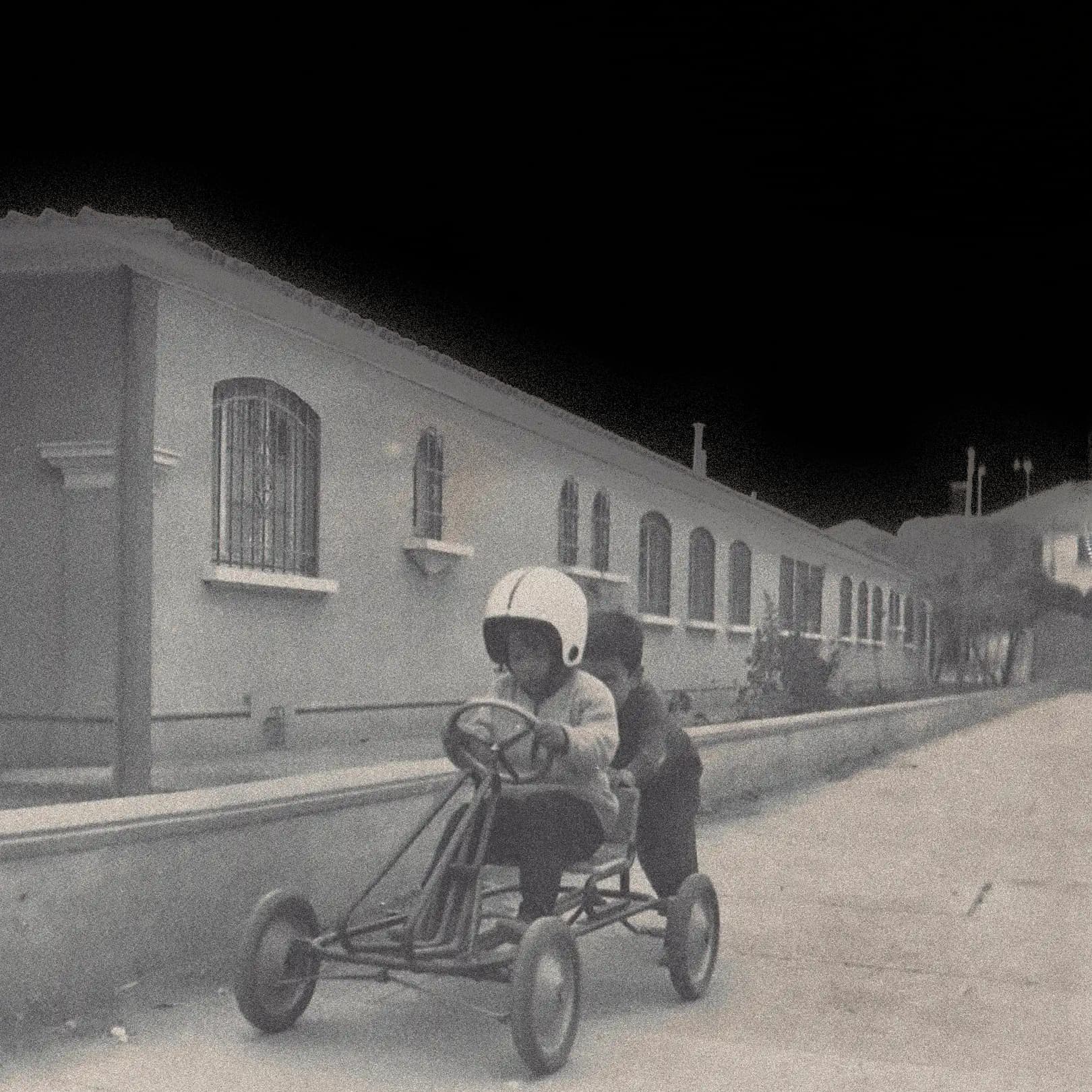 Fachada de una casa de la Villa Covico con un árbol en primer plano