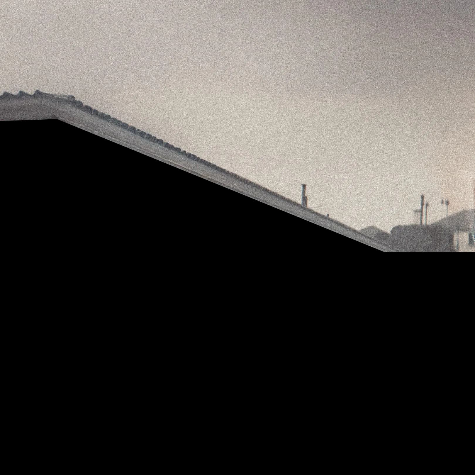 Fachada de una casa de la Villa Covico con un árbol en primer plano